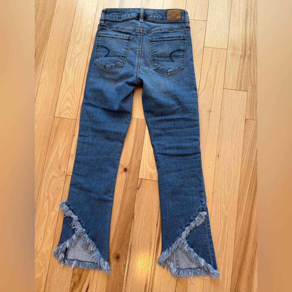 American Eagle Next Level High-Waisted Jegging Crop jeans with a frayed hem. - Picture 5 of 5